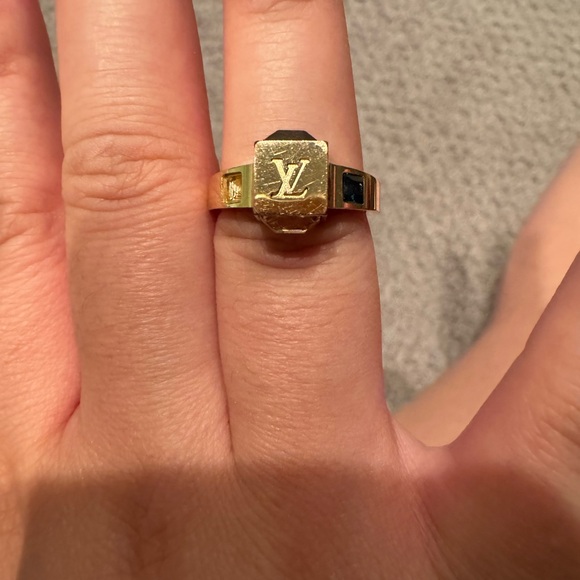 Size 7 Louis Vuitton ring with missing stone only worn twice - Picture 2 of 4